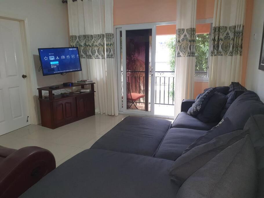 Central Upscale New Kingston Apt With Pool エクステリア 写真